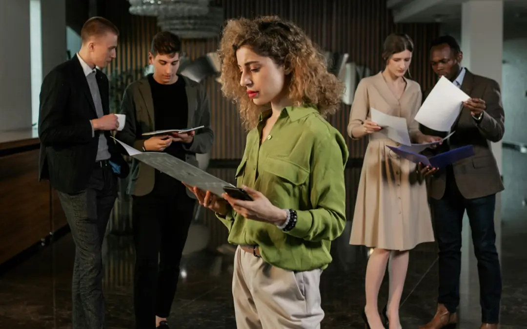 funcionários analisando documentos