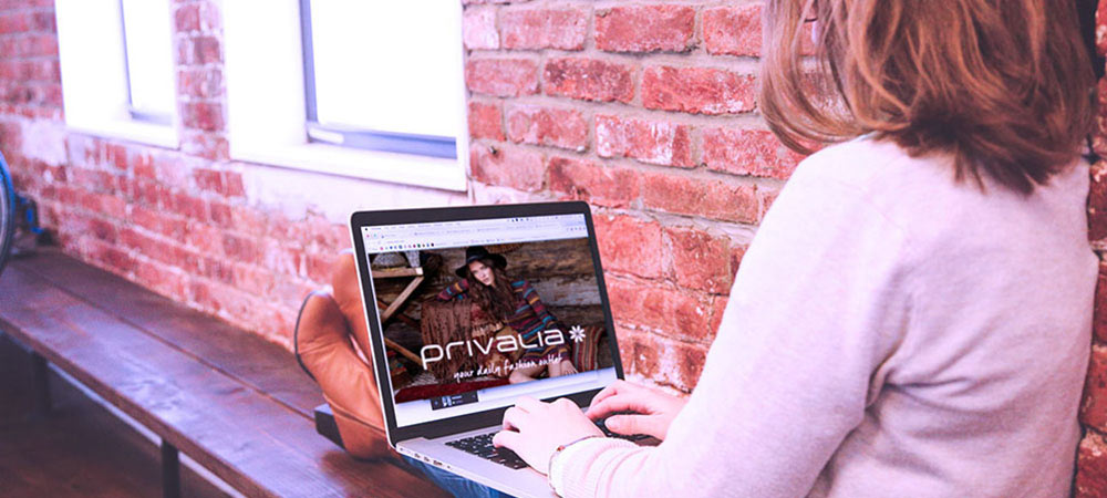 case-privalia-controle-ponto-eletronico mulher com laptop acessando site da Privalia