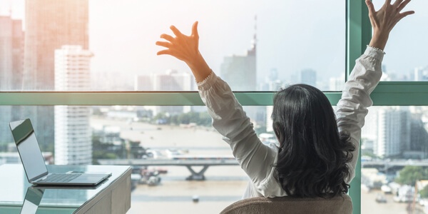 trabalhadora comemorando