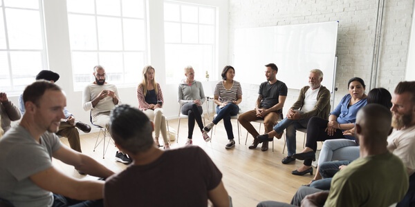 pessoas reunidas realizando uma atividade