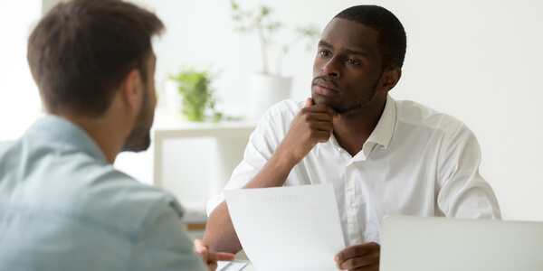 rh conversando com funcionário