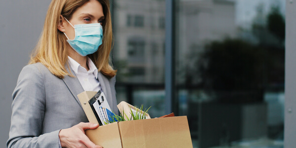 moça saindo do emprego