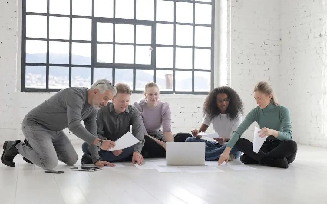 pessoas reunidas realizando dinâmica de grupo