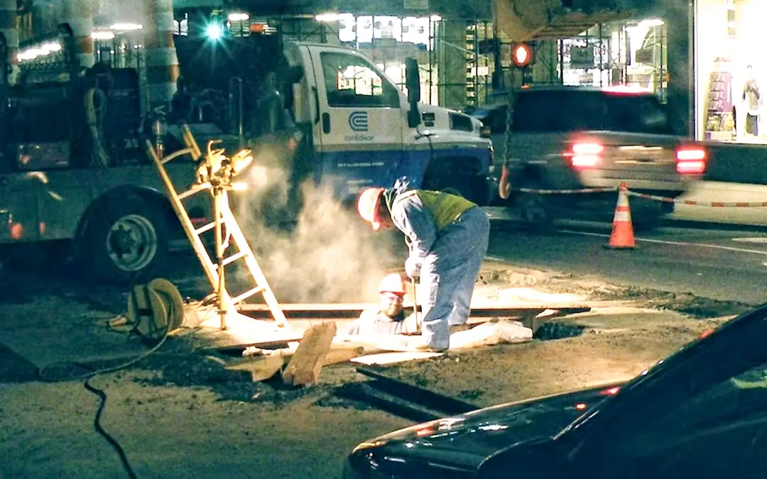 homens trabalhando em obra na rua