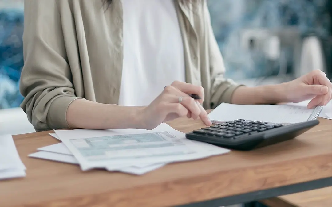 mulher calculando adicional noturno