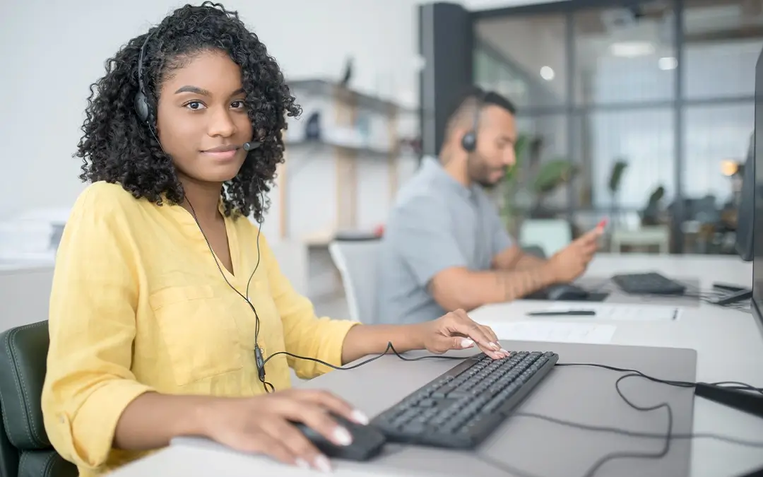 mulher atendendo telefone