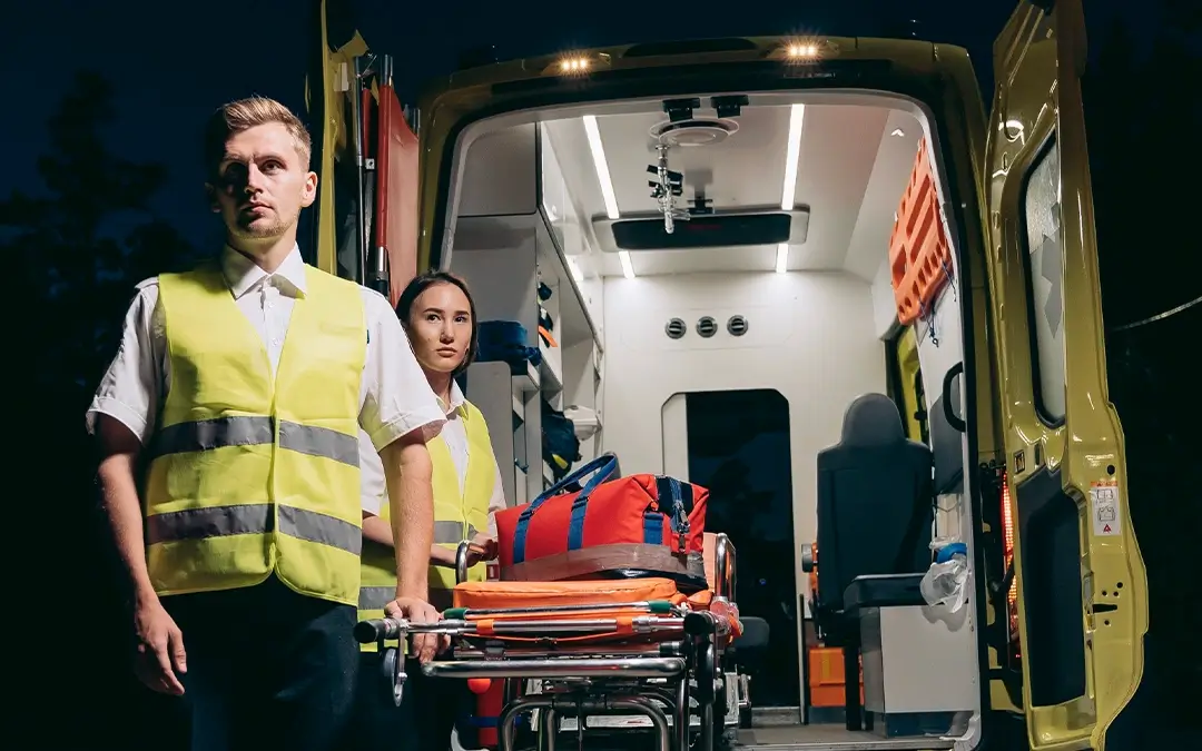 paramédicos trabalhando à noite
