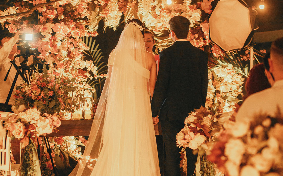noivos em cerimônia de casamento