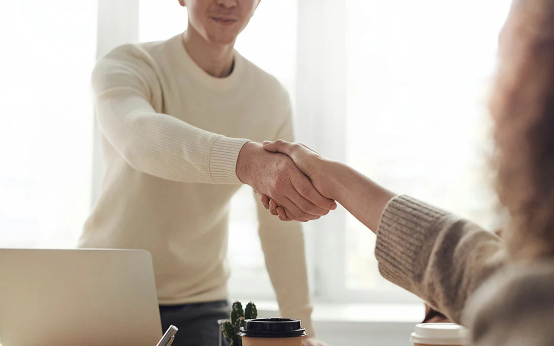 homem cumprimentando mulher