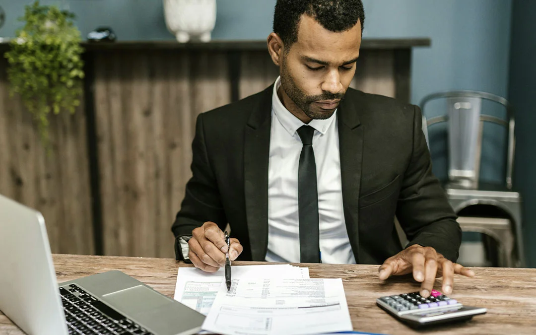 homem executivo calculando documentos