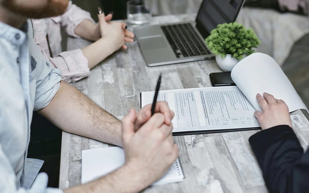 homem analisando documentos