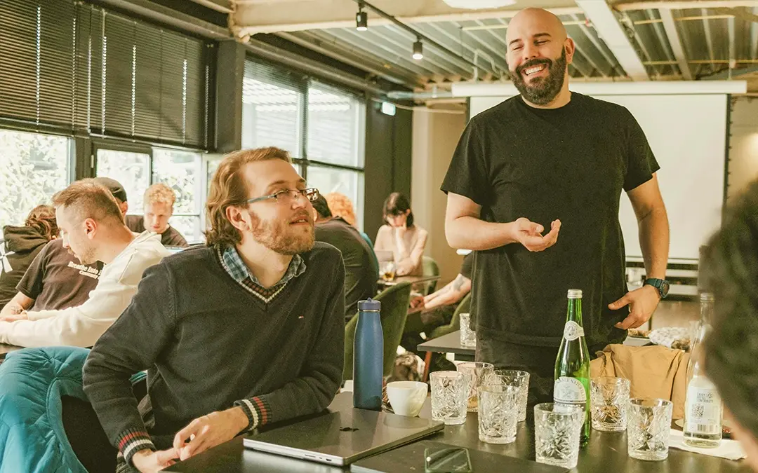 dois colegas de trabalho no restaurante