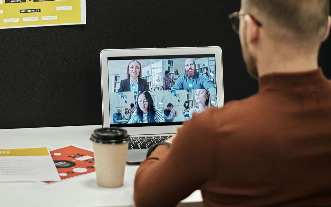 homem fazendo reunião por vídeo conferência