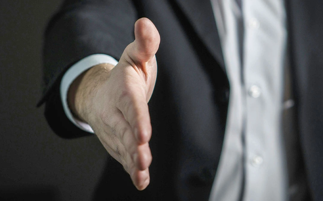 executivo estendendo a mão para cumprimentar