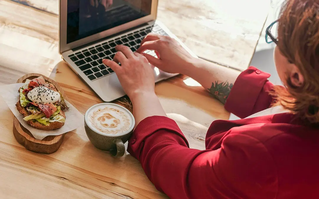 mulher na hora do almoço trabalhando de homeoffice
