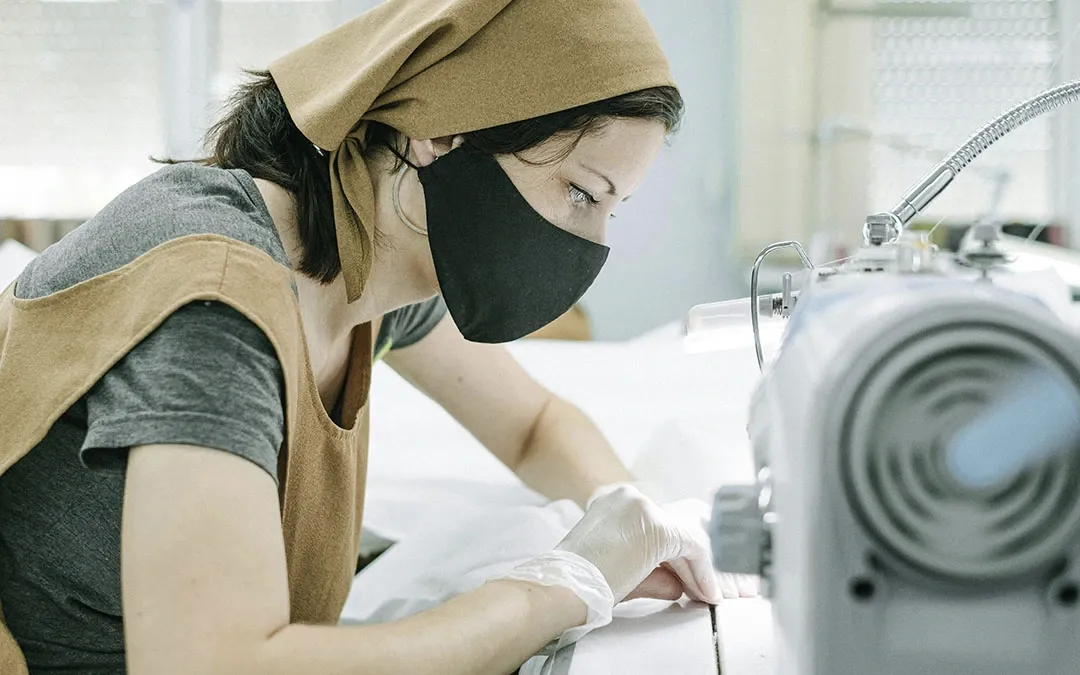 costureira trabalhando, usando máscara