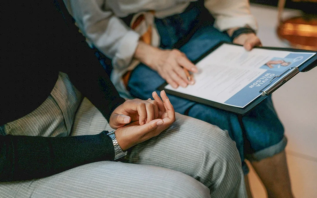 pessoas analisando curriculum