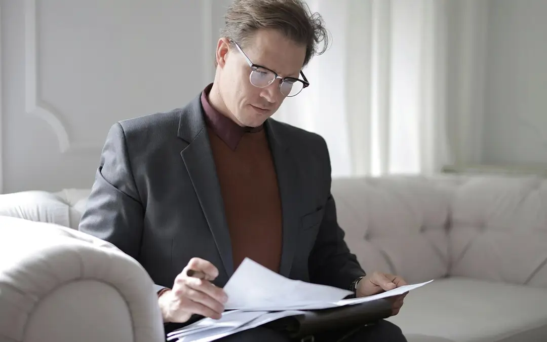 advogado analisando papéis