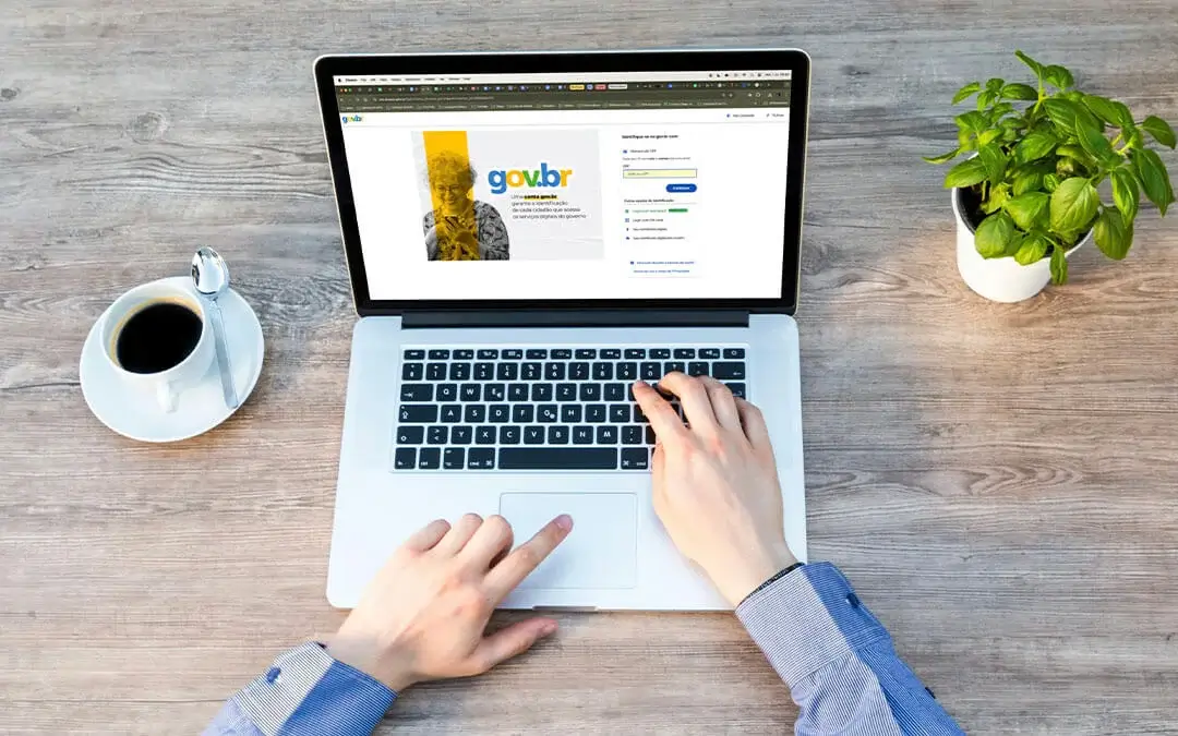 homem acessando site do ministério do trabalho