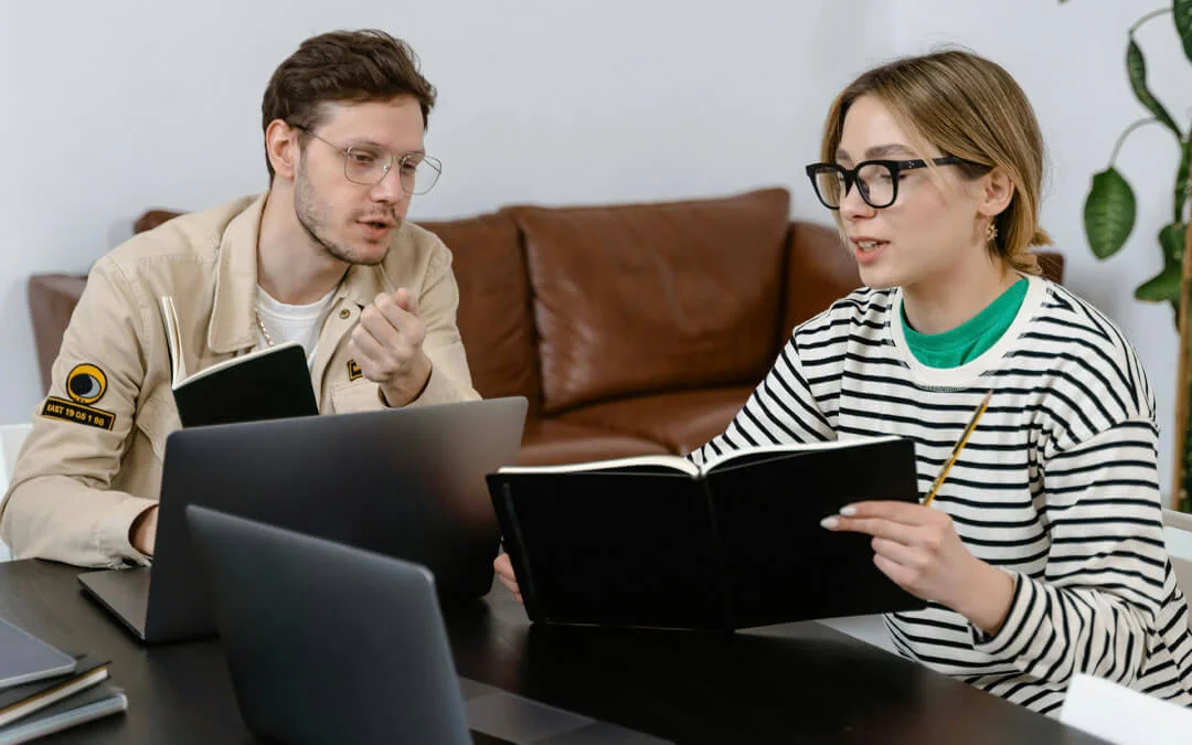 homem e mulher debatendo sobre leis trabalhistas