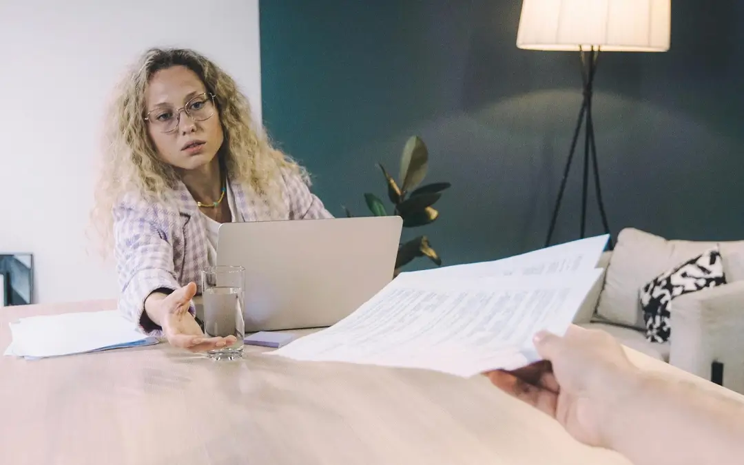 mulher recebendo documentos de homem