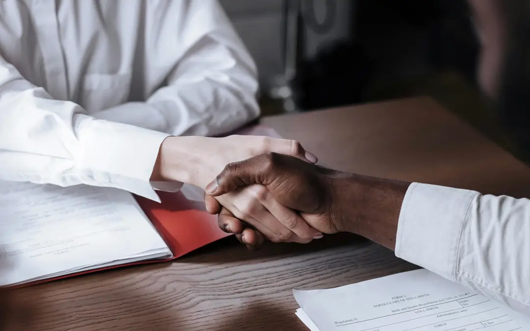 pessoas dando as mãos