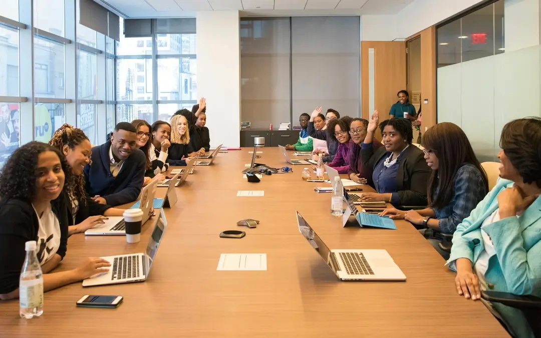 pessoas diversas sentadas à mesa de mesa reunião