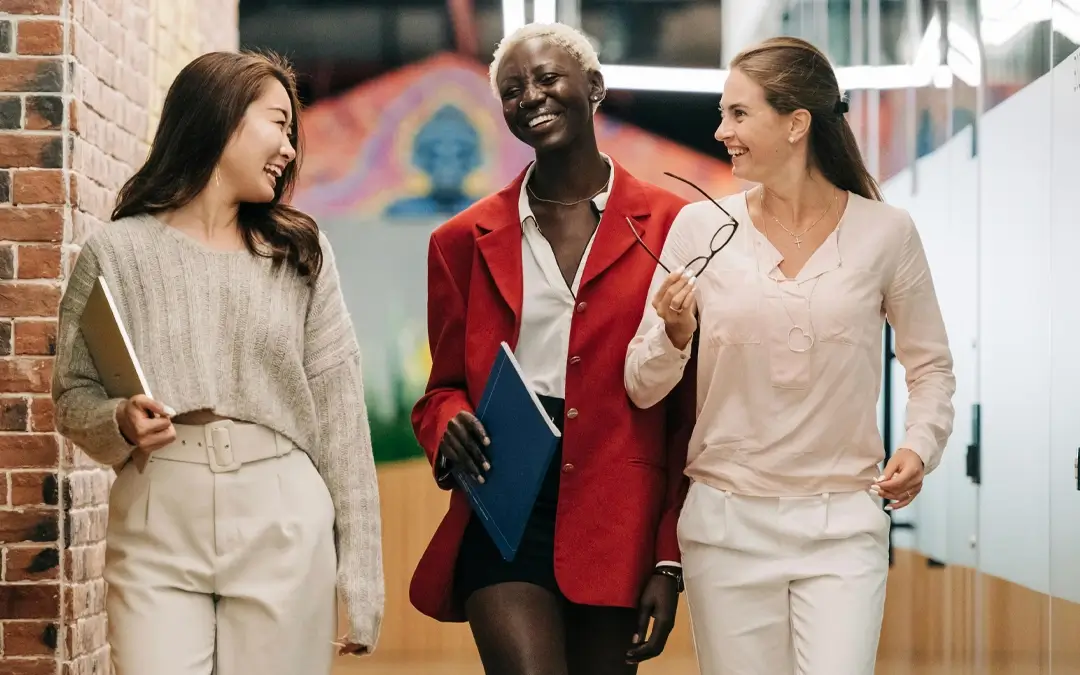 mulheres caminhando na empresa e sorrindo