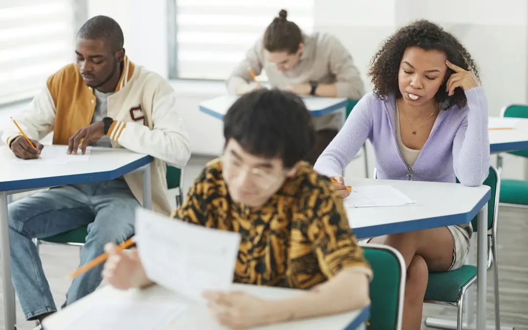 estudantes realizando prova do ENEM