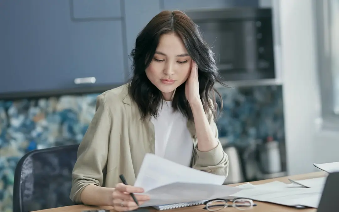 mulher executiva de recursos humanos lendo declaração de comparecimento