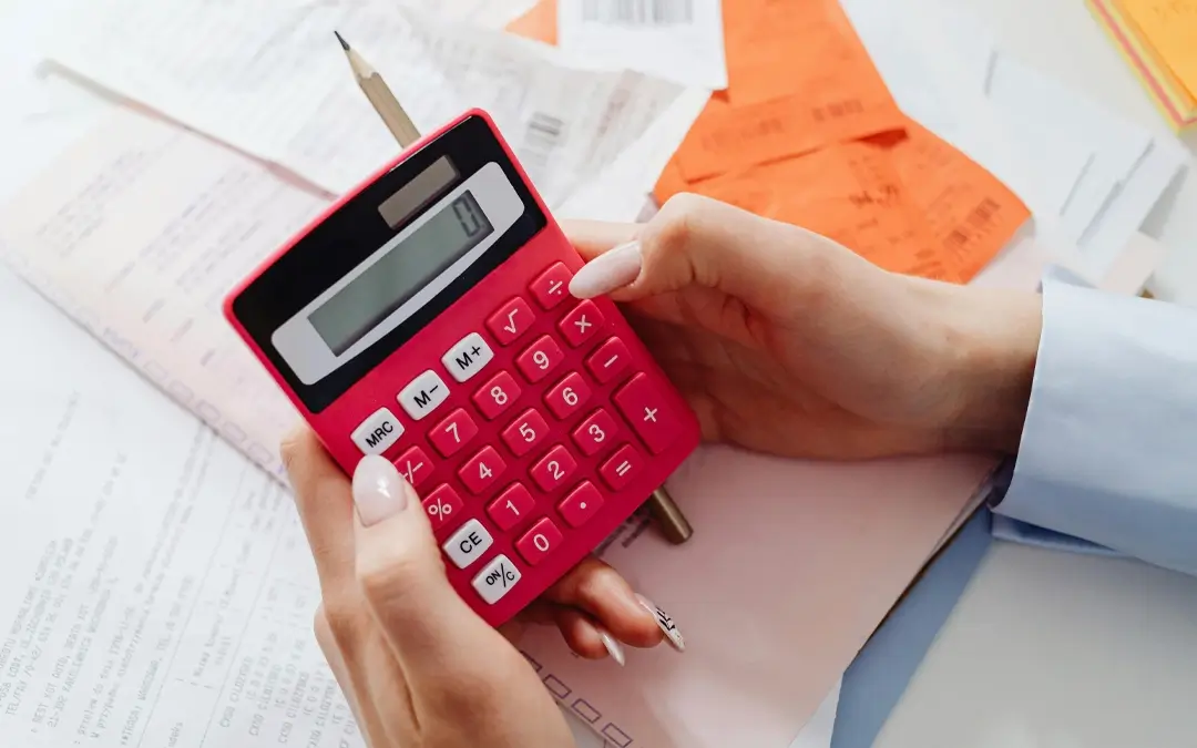 pessoa com calculadora vermelha