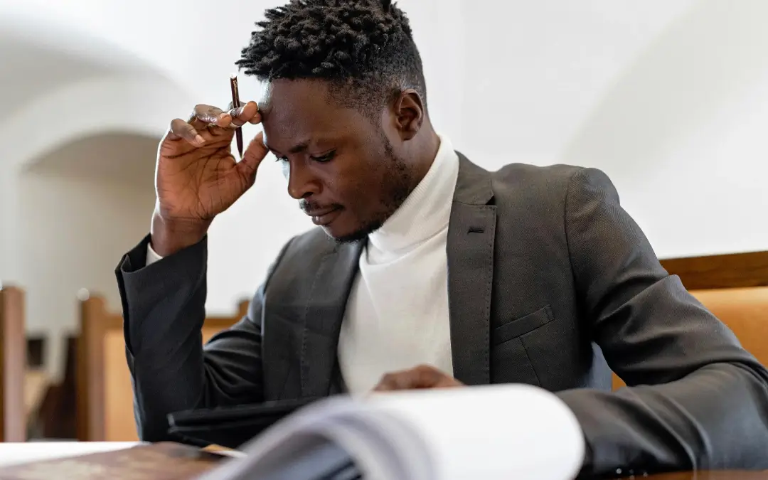 homem analisando salários para cálculo proporcional