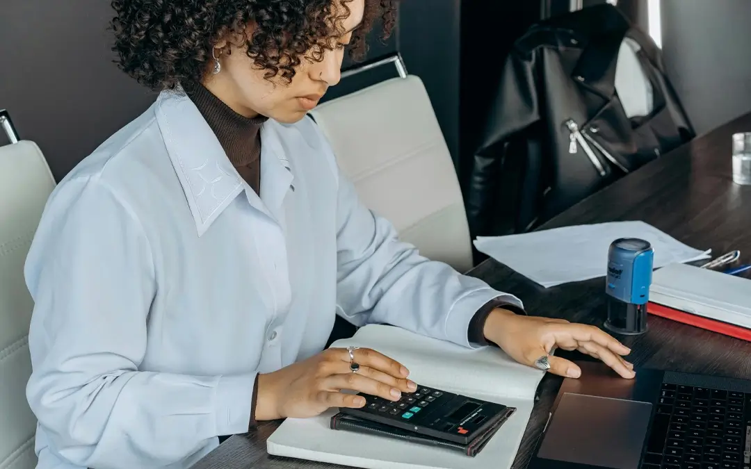 mulher usando celular para calcular salário proporcional