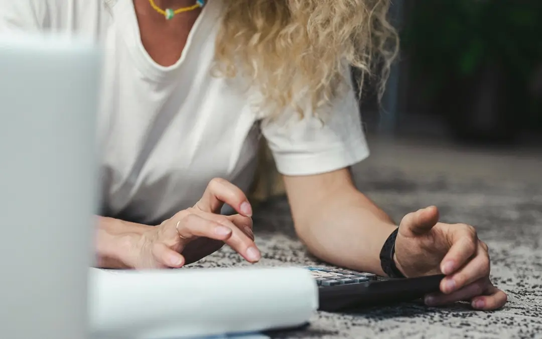 mulher usando calculadora para calcular salário proporcional