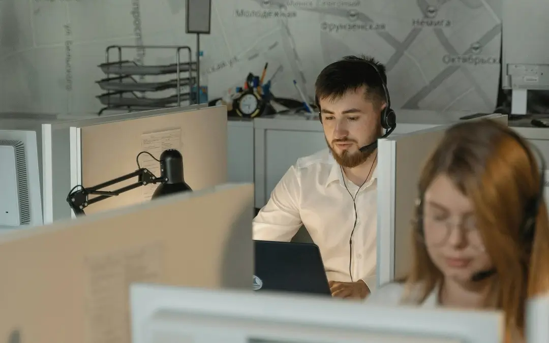pessoas trabalhando em telemarketing