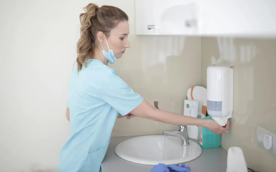 enfermeira fazendo higienização pessoal