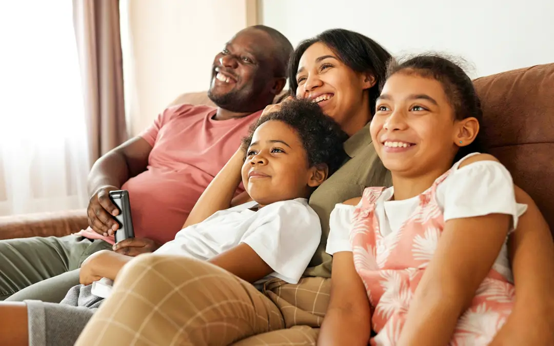 familia reunida no sofá da sala de estar
