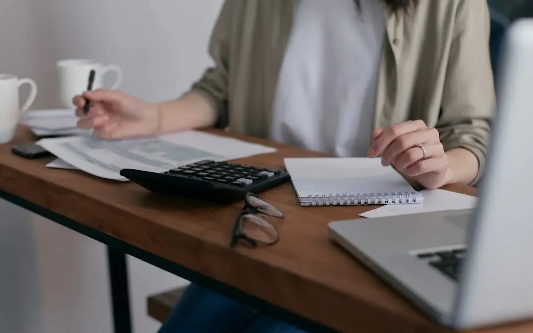 mulher fazendo cálculo sobre adicional de insalubridade