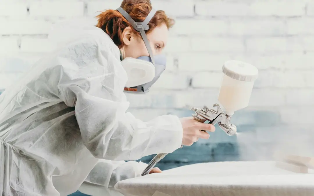 mulher pintando com pistola de spray de tinta