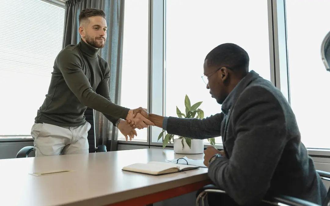 homens se cumprimentando