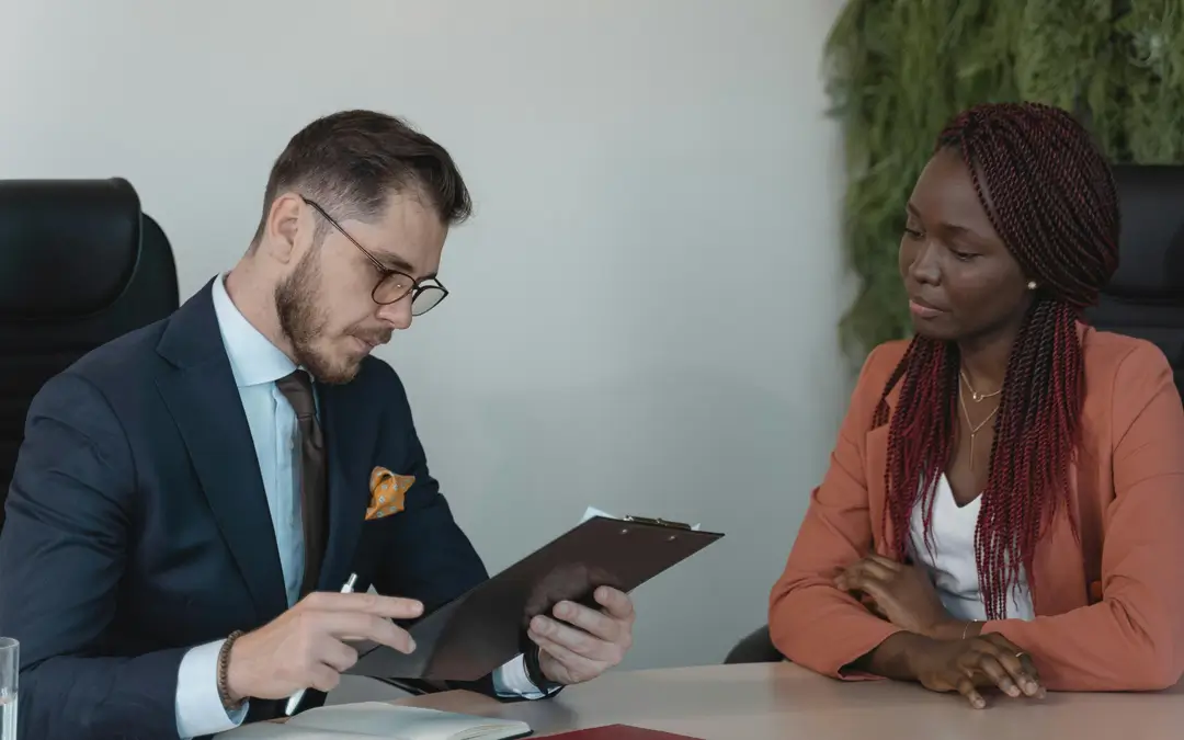 homem analisando documento com mulher ao lado