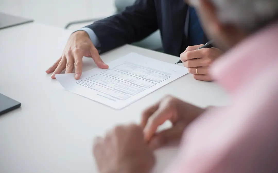 homem assinando documento