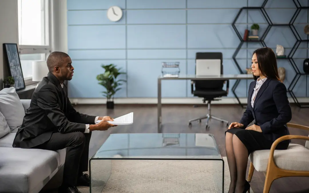 homem com papéis conversando com mulher