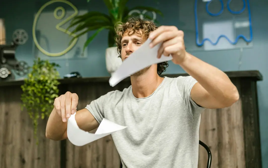 homem jovem rasgando documento