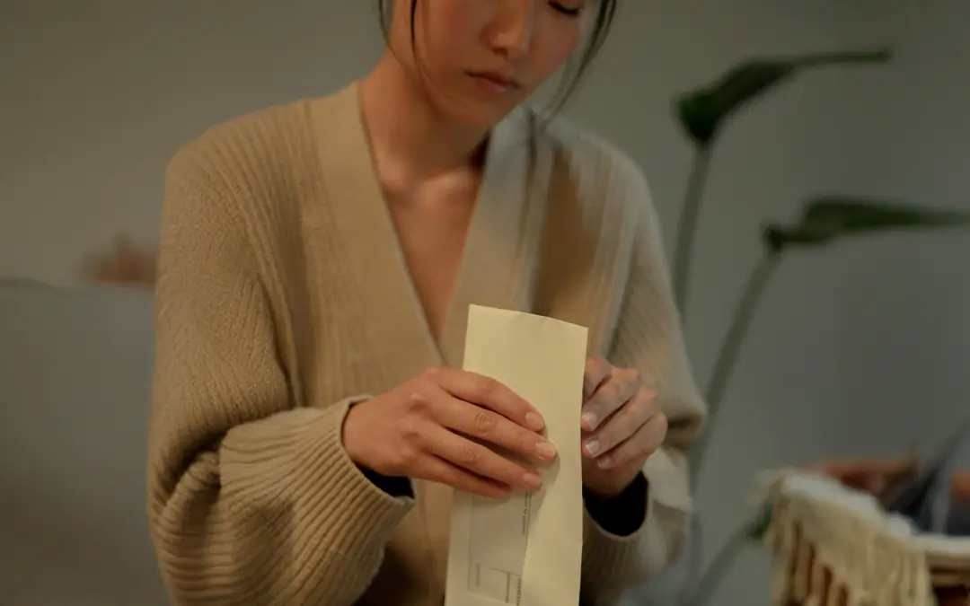 mulher abrindo envelope