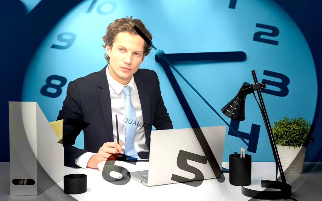 homem na mesa de trabalho pensativo com relógio circulando