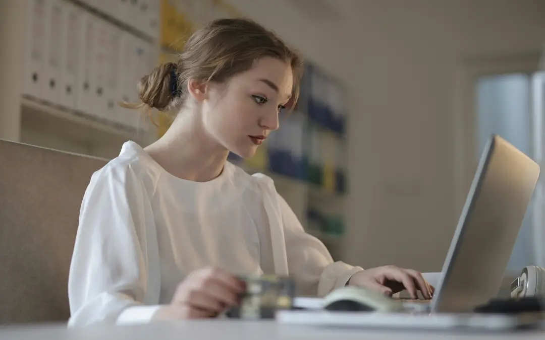 mulher trabalhando em laptop analisando jornada 12x36