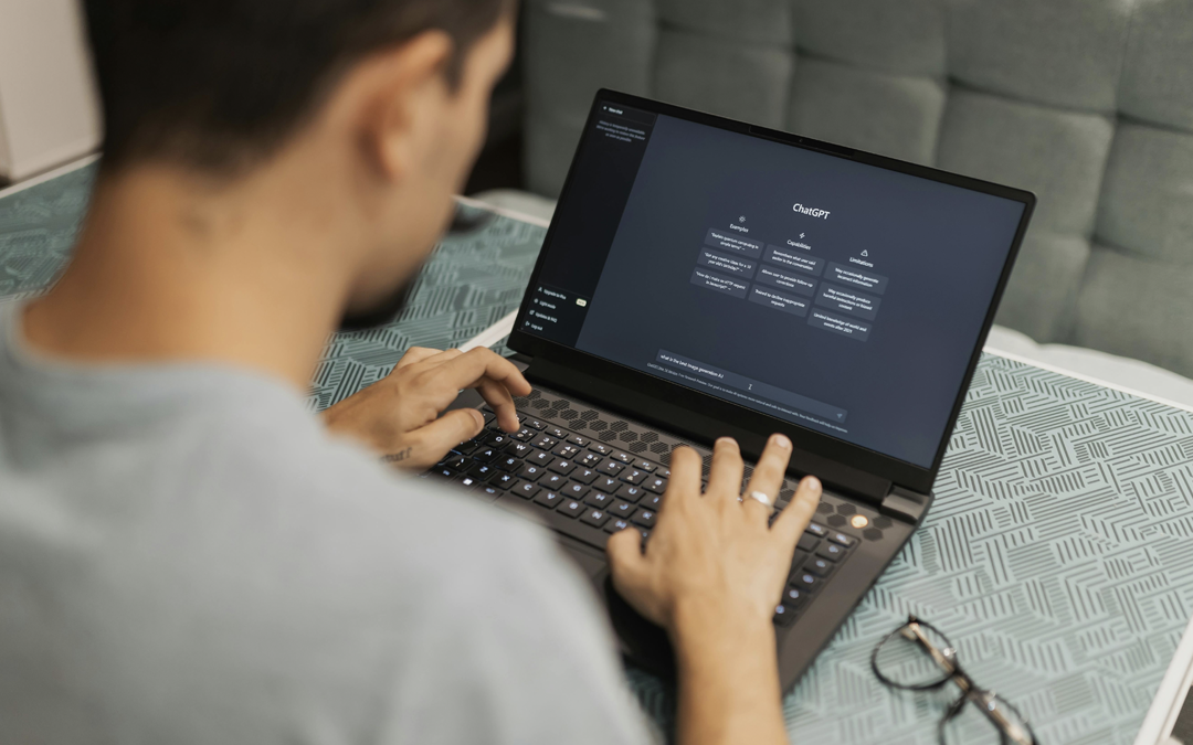 homem utilizando ia chat gpt