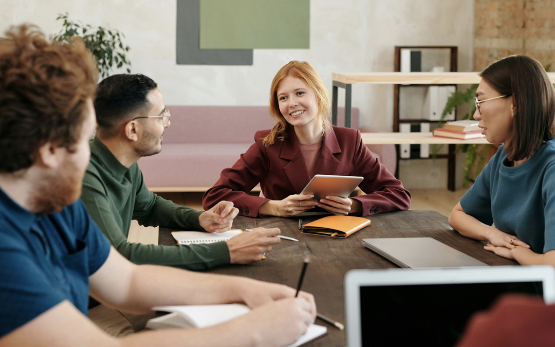 mulher em reunião com equipe