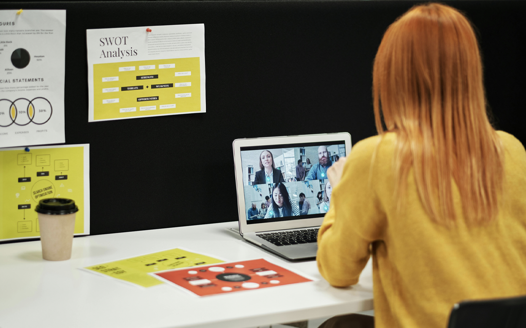 mulher fazendo reunião por vídeo chamada